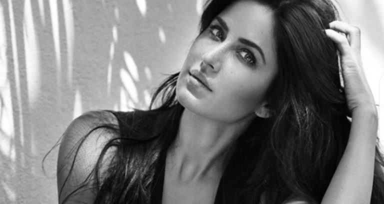 Чоловік остовпів, побачивши її в дверях — шикарно одягнену, з макіяжем і зачіскою. Мовчки забрав пальто і поплентався до кімнати. На наступний ранок йому довелося жити в новій реальності.