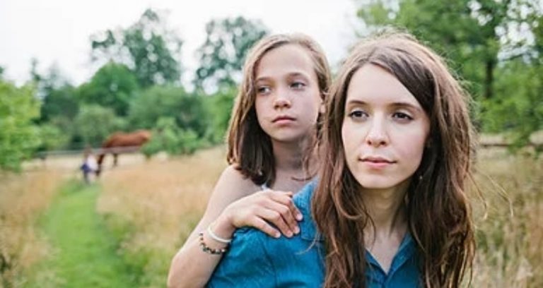 Копаємо ми з невісткою на городі грядки. Будинок у нас новий, придбали минулого літа. Город і сад засадили, очікуємо першого врожаю. І тут невістка викинула таке … Ну, хоч стій, хоч падай! Я аж розплакалася. Як з нею жити далі під одним дахом? Та й вірити, і довіряти я їй тепер не зможу ніколи.