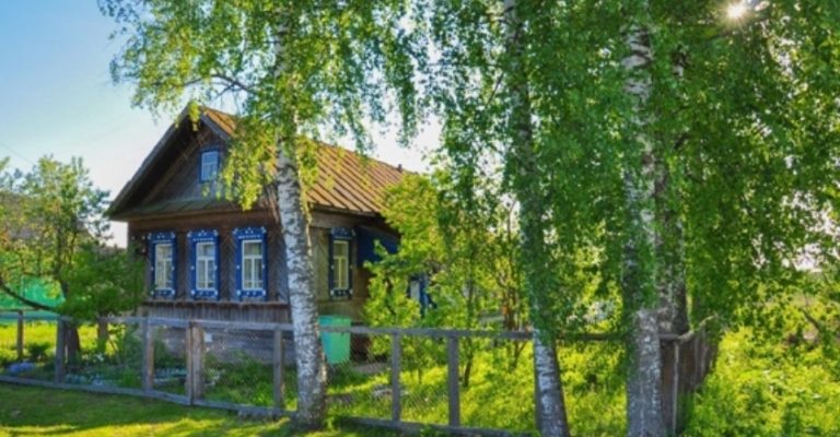 Денис зібрав свої речі і поїхав в будинок, який заповіла йому бабуся. Він пам’ятає, як вона наказувала йому, щоб ні в якому разі не продавав хатину: він в ній щасливий буде. На ці спогади хлопець лише посміхався.