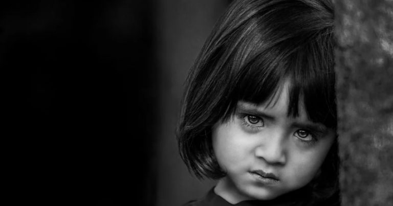 Ольга кинула сосиску маленькій собачці, але та не стала їсти — а забрала кудись. Пройшовши за нею, жінка знайшла дитину!