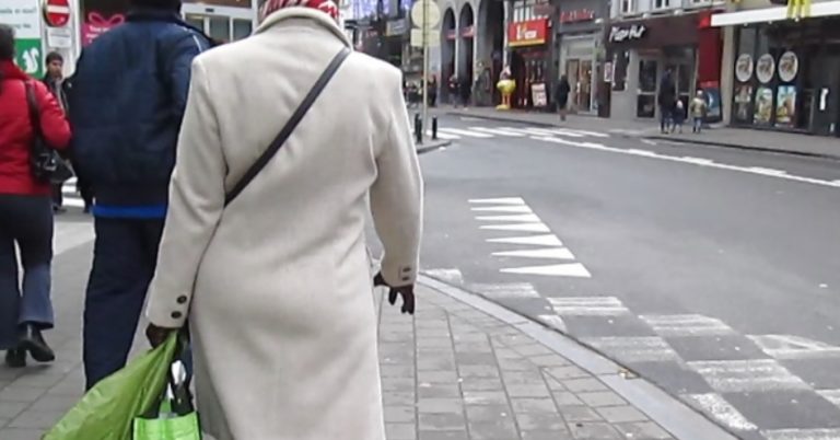 Оля заздрила Аліні череез розкішне життя. Одного разу вона почула її розмову з чоловіком, вся заздрість зникла в одну мить