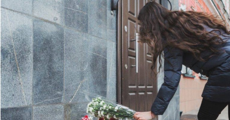 Побачивши на порозі букет гарних фіалок, Світлана подумала: «Невже це був той електрик nохилого віку?»