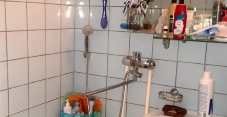 Щоразу, коли свекруха приїжджала до нас у гості – одразу бігла приймати ванну. Але після одного випадку вона забула про це назавжди