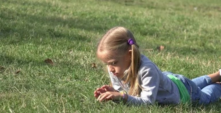 Зайву дитину віддали до села далеким родичам а згадали про неї лише тоді коли та стала успішною