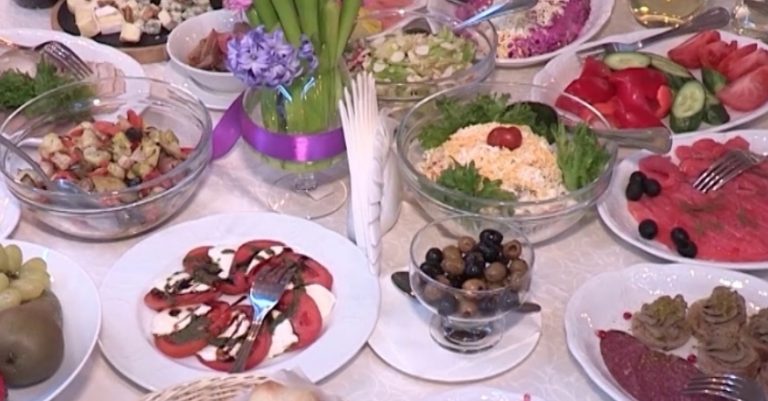 Свати запросили нас у гості. Поглянувши на стіл, який вони накрили, я жах нулася.