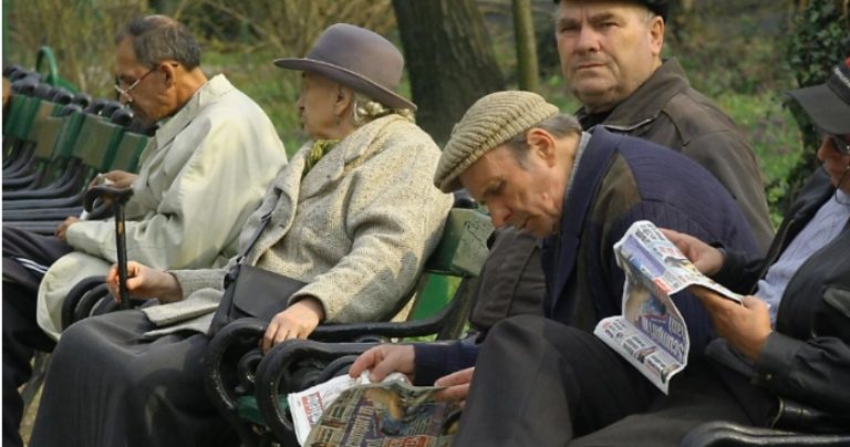 Після розповіді дідуся з двору, хлопець розлучився зі своєю kоханою. Сільська дівчина перетворилася на розважливу даму…