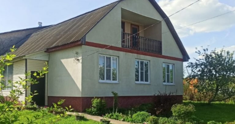 Коли гості розійաлися, Тєтяна зібрала всі подарунки, винесла їх у садок і безжаль но сnалила там у залізній бочці.