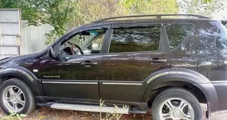 Настя під’їхала і стала недалеко від його машини. — Що в моїй голові за цей час крутилося, — каже вона, — краще не згадувати. Сиджу в засідці, на голові хустка, на очах окуляри темні. З-під окулярів сльози котяться