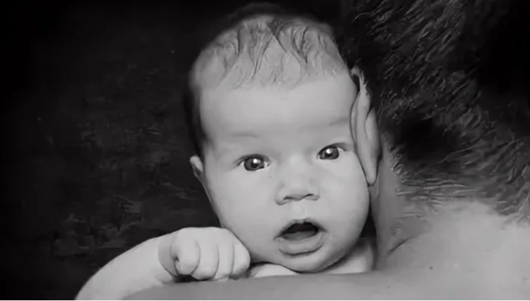 Син увійшов додому із згортком в руках. » Мамо, я не міг залишити її в пологовому будинку »