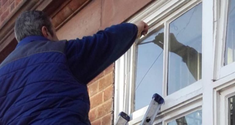 Андрій помітив, що жінка кожен день вітається з кимось з вікна. Вся правда скоро була розкрита.