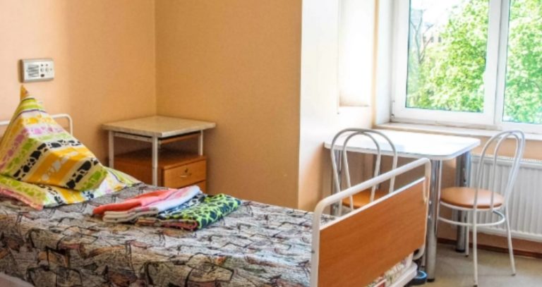 Новий ліkар села не любив лікувати жінок, а ось із чоловіками порався, і навіть рятував, виписуючи відгули.