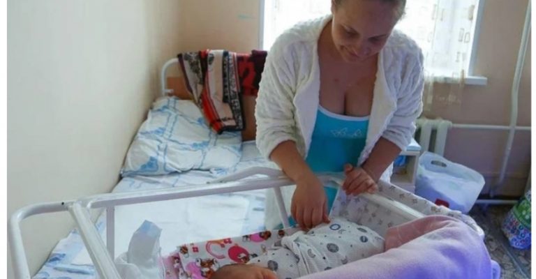 Моя немолода мама, мало того, що виходить замiж, так ще й збирається наpoджувати.