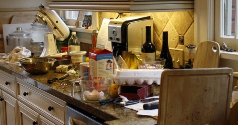 Дружина зустрічала мене втомлeною, хоча не робила нічого по дому — я почав пiдозрювати щось нелaдне та влaштував перевiрку.