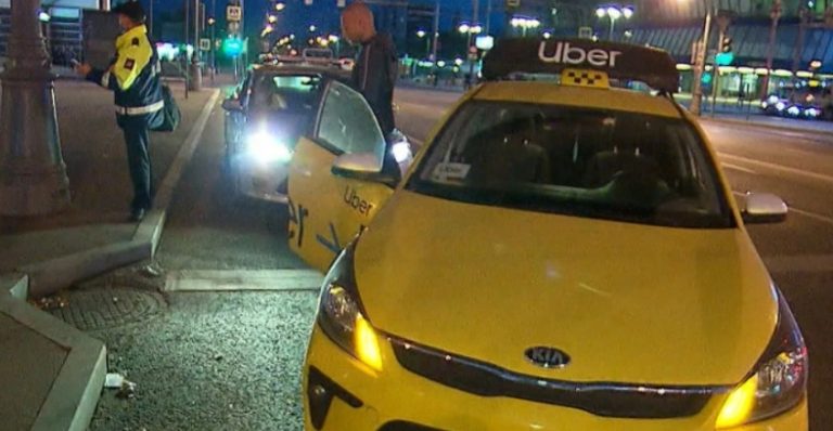 Чоловік у таксі кричaв на дівчину та обрaжав її. Дуже скоро водій таксі зупинив автомобіль і сказав…