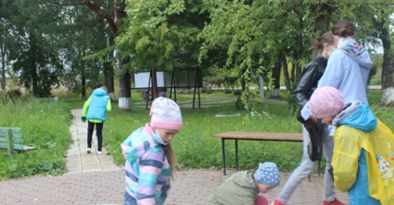 Маленьку дівчинку образили на дитячому майданчику. Вiдповідь її мами тепер обговорює весь Інтернет