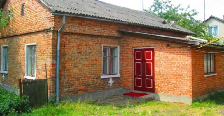 Батьки забезпечили квартирами всіх чотирьох дітей. Але старший син образився і більше з ними не спілкується.