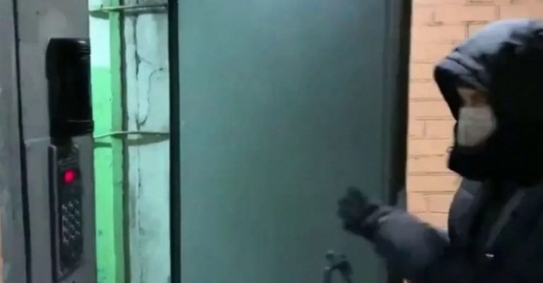 Юлія і чоловік найняли няню. Одного разу вона прийшла додому пізно і почула звуки, що доносилися зі спальні.