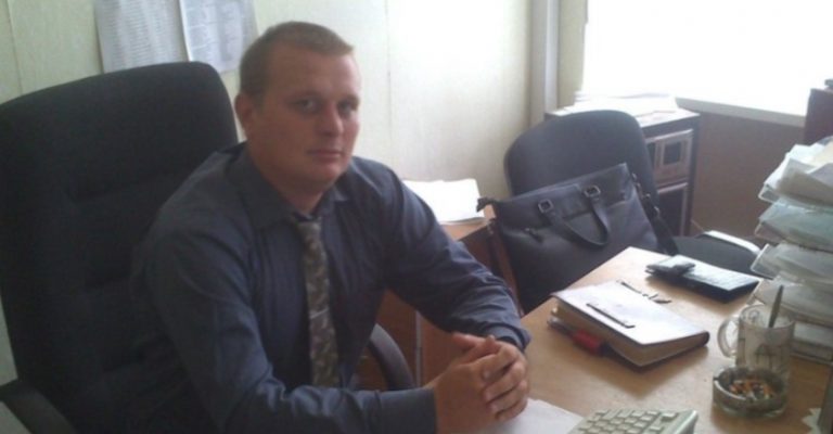 Ігор сидів у себе в кабінеті. Раптом чує: шум і гамір у коридорі. Ігор виходить та бачить..