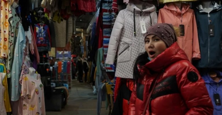 «Якщо їздиш на маршрутці, то ти жебрачка» — заявила мені господиня магазину. Раптом у розмову втрутився молодий чоловік.