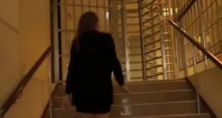 Зустрілися з колишньою дружиною коханця. Я змогла тільки втекти…