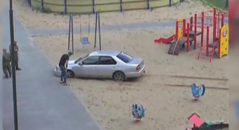 Те, Як Дружина Виховує Нашого Сина, Ні В Які Ворота Не Лізе. Вчора У Мене Був Вихідний, І Ось Дивився З Вікна На Свого Сина.