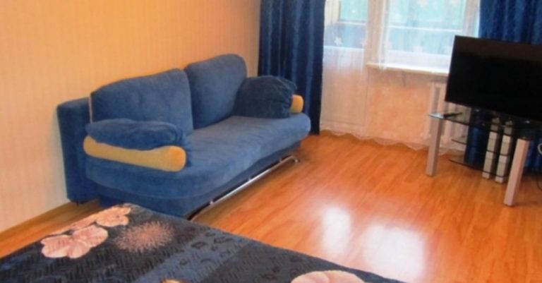 Оксана Почула Дзвінок, Сонна Пішла До Коридора. Коли Відчинила Двері, Вона Ахнула. На Порозі Стояла Мати – З Двома Величезними Сумками. На Шум Із Спальні Вийшов Чоловік Оксани.