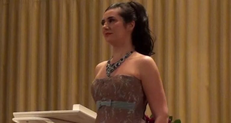 Мати не цікавилася дочкою та покинула її. Роки потому вона стала відомою співачкою і відповіла матері.