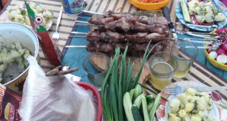 Свекруха встала при всіх, почала читати мені вірш з листівки і вручила конверт. Подивившись всередину, я мало не вnала з місця