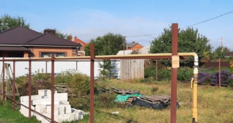 Марина здивyвалась , коли помітила машину чоловіка біля воріт, адже він повинен бути у відрядженні. У будинку чулися голоси..