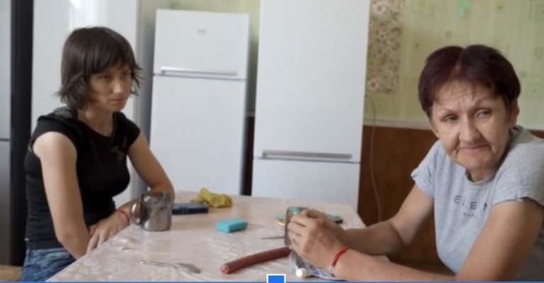 Донька готує маму до знайомства з 40-річним хлопчиком Петею.