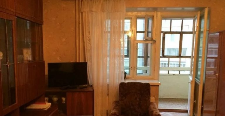 Ваня сидів у туалеті та розмовляв зі своєю супутницею. Закінчивши, він випадково почув слова Ані, яка казала мамі…