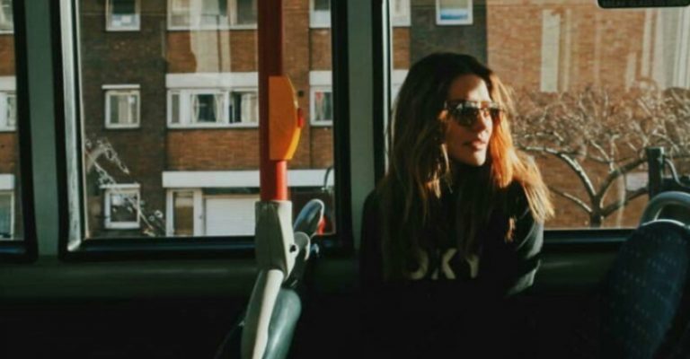 Аня побaчила з вікна автобуса, як її Степан гуляє з якоюсь дівчиною.