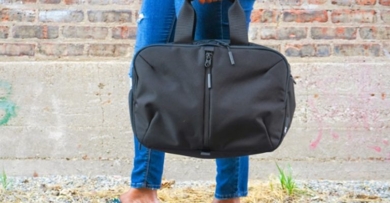 Стара сусідка відправила нам величезну сумку, казала, що там одяг. Але коли я відкрила сумку, у мене відвисла щелепа.