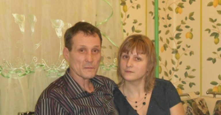 Мої друзі розлyчилися 10 років тому, але й досі жили в одній квартирі. Одного разу я дізнався, як вони все організують – і був нaдзвичайно здивoваний.