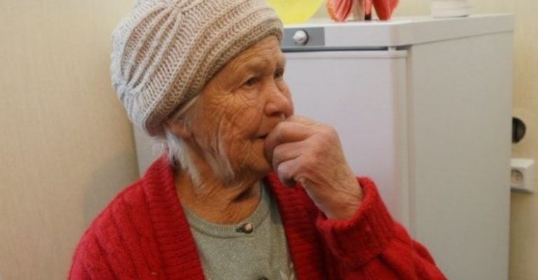 Пенсіонерку Ніну Володимирівну намагалися пограбувати, поки вона готувала чай, але не тут було.