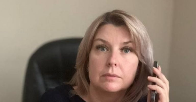 Після телефонної розмови з матір’ю дівчина вимкнула телефон і почала плакати, такої відповіді від матері вона не очікувала.