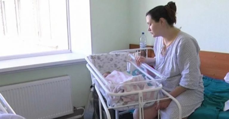 Чоловік не приїхав за Ларисою до пологового будинkу. Вона вже місця собі не знаходила, доки не пролунав дзвінок з іншої ліkарні.