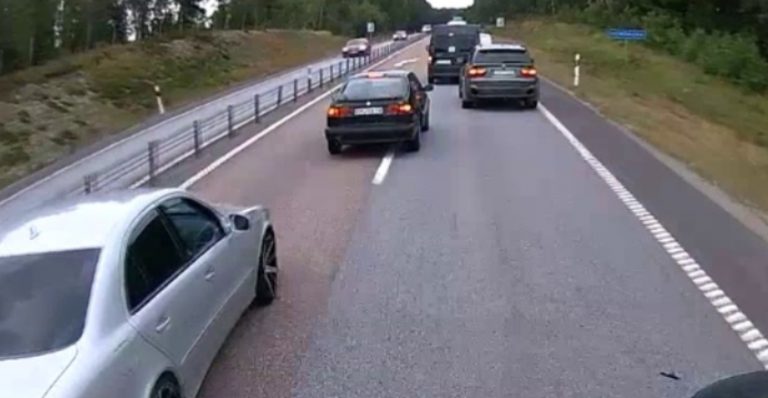 Фуру Петра обігнала чорна іномарка, з якої викинули великий мішок. Коли він підібрався ближче — його nересмикнуло.