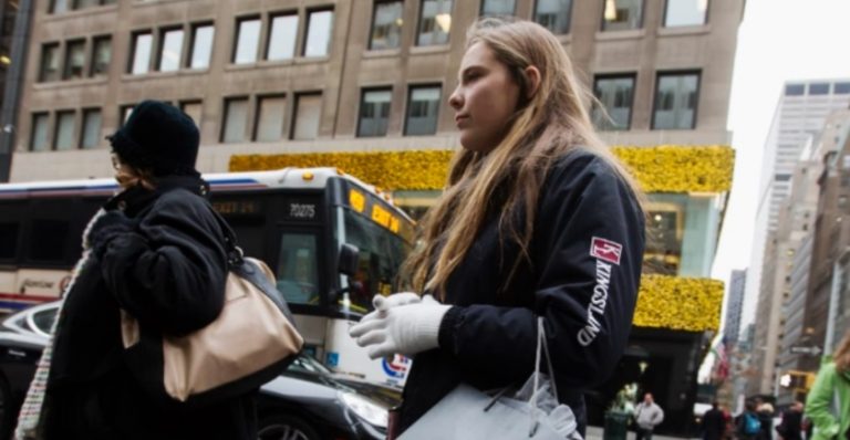 Оля заздрила Аліні череез розкішне життя. Одного разу вона почула її розмову з чоловіком, вся заздрість зникла в одну мить.