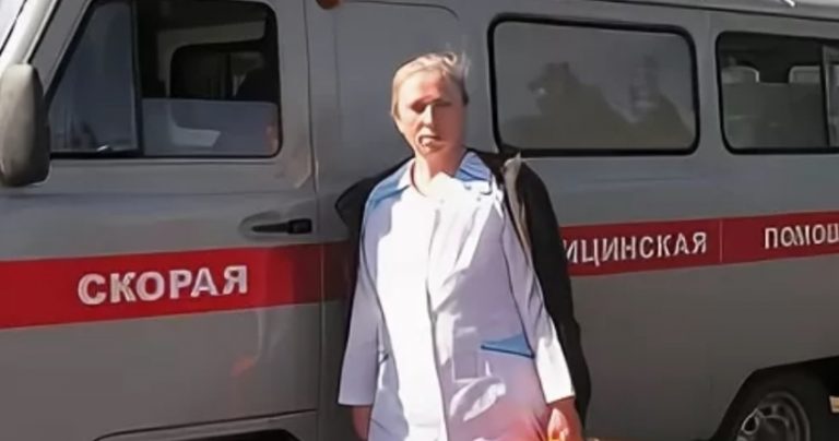 Олю викликали в сусіднє село до хво рої дитини. Коли вона побачила батька дитини, не могла повірити своїм очам.