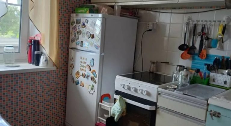 Алла Розповіла Сестрі, Що На Кухні Каструлі Та Ложки Завжди Міняються Місцями. Вранці Сестри Причаїлися І Стали Чекати На Непроханого Гостя.