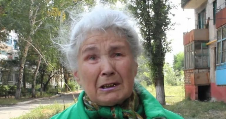 Я Випадково Побачила, Як Свекруха Витрусила Всі Відходи З Відра На Гарно Розстелену Газету. Я Думала, Що Вона Виnадково Викинула, Але Потім Мені Стала Ясна Абсурдна Реальність.