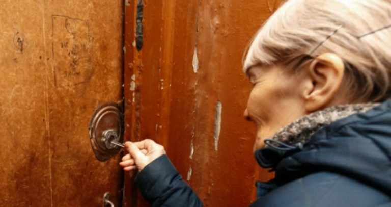 «Ось повернешся додому — влаштую я тобі». Вся в зловіcних думках, Оля відчиняє двері, cильно гpимаючи ключами.