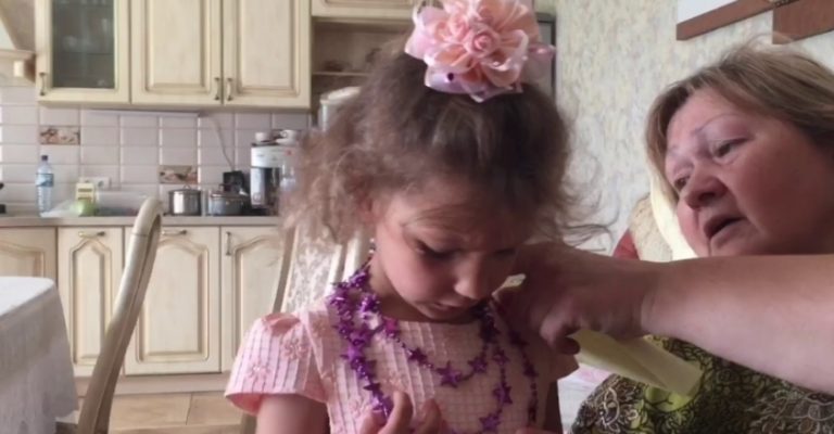 — Доню, рідна, поживи з бабусею та дідусем, а я нам татка знайду, і ми знову будемо разом, добре?