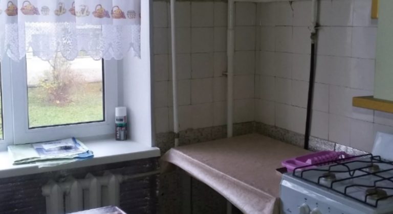 Чоловік Тані Вночі Таємно Зайшов На Кухню, Закрив Двері І Почав Говорити По Телефону. Від Почутого Таня Застигла І Сіла На Ліжко.