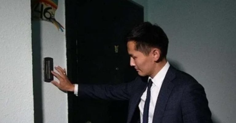 У черговий раз Борис зібрався до свого нового кохання, тільки от двері йому відкрила он красуня білявка, а високий накачаний чоловік у халаті.