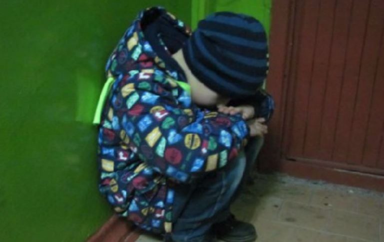 Олексій у під’їзді будинку випадково побачив хлопчика та забрав його до себе додому. Давній секрет був розкритий.