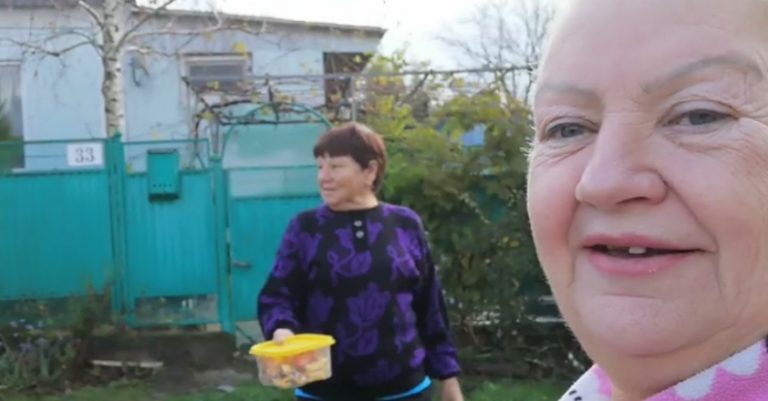 Саша раптом помолодшала, стала одягатися інакше, незважаючи на свій вік. А коли всі дізналися з ким вона почала зустрічатися, застигли на місці.