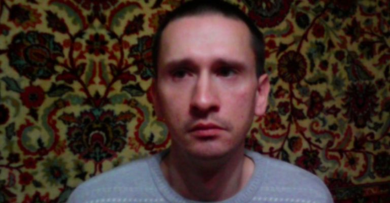 Я запросила всіх друзів, щоб зробити для чоловіка сюрприз. Всі друзі сховалися і я відчинила двері, але коли побачила що він не один, я мало не знепритомніла.