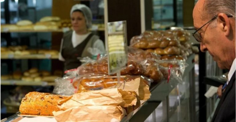 Зайшов у кафе, а там стоїть дідусь, чекає на свою чергу. Але коли робітниця дала йому більше, ніж він просив, люди довкола стали обурюватися